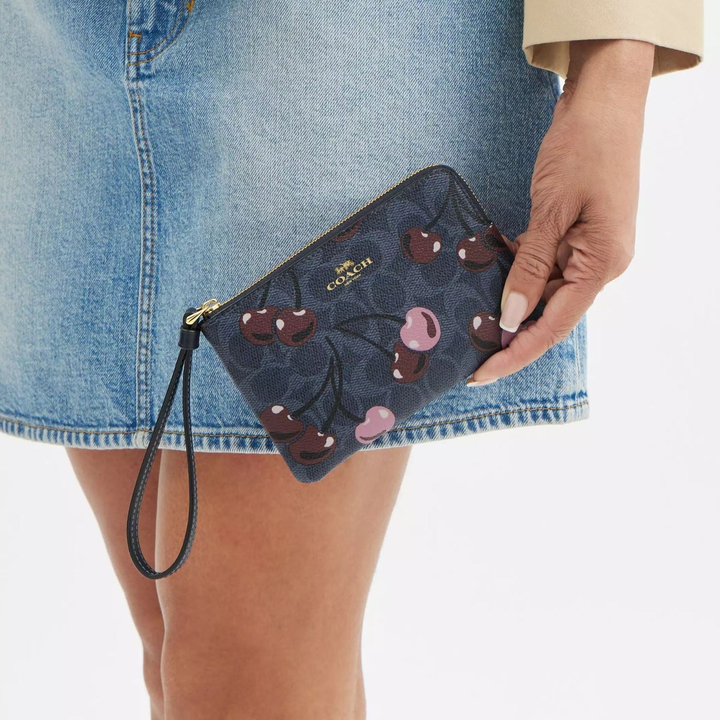 Corner Zip Wristlet In Signature Canvas With Cherry Print